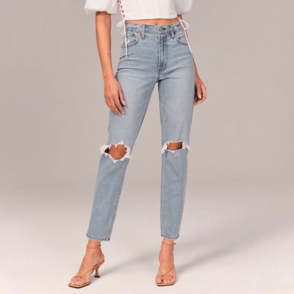 Abercrombie & Fitch Mom High Rise Ripped Light Wash Jeans 27 Curve Love